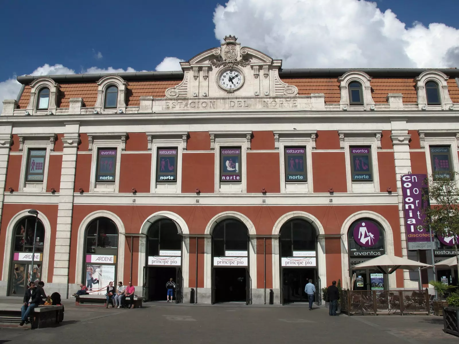 Is ionad siopadóireachta mór é Príncipe Pío, chomh maith le stad Metro agus Cercanías.