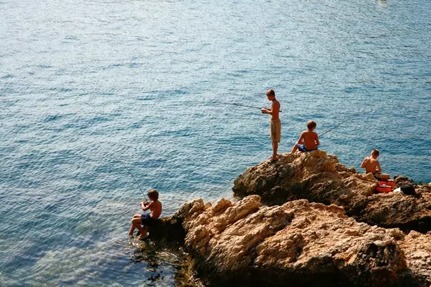 Crianças pescando na ilha de Krk