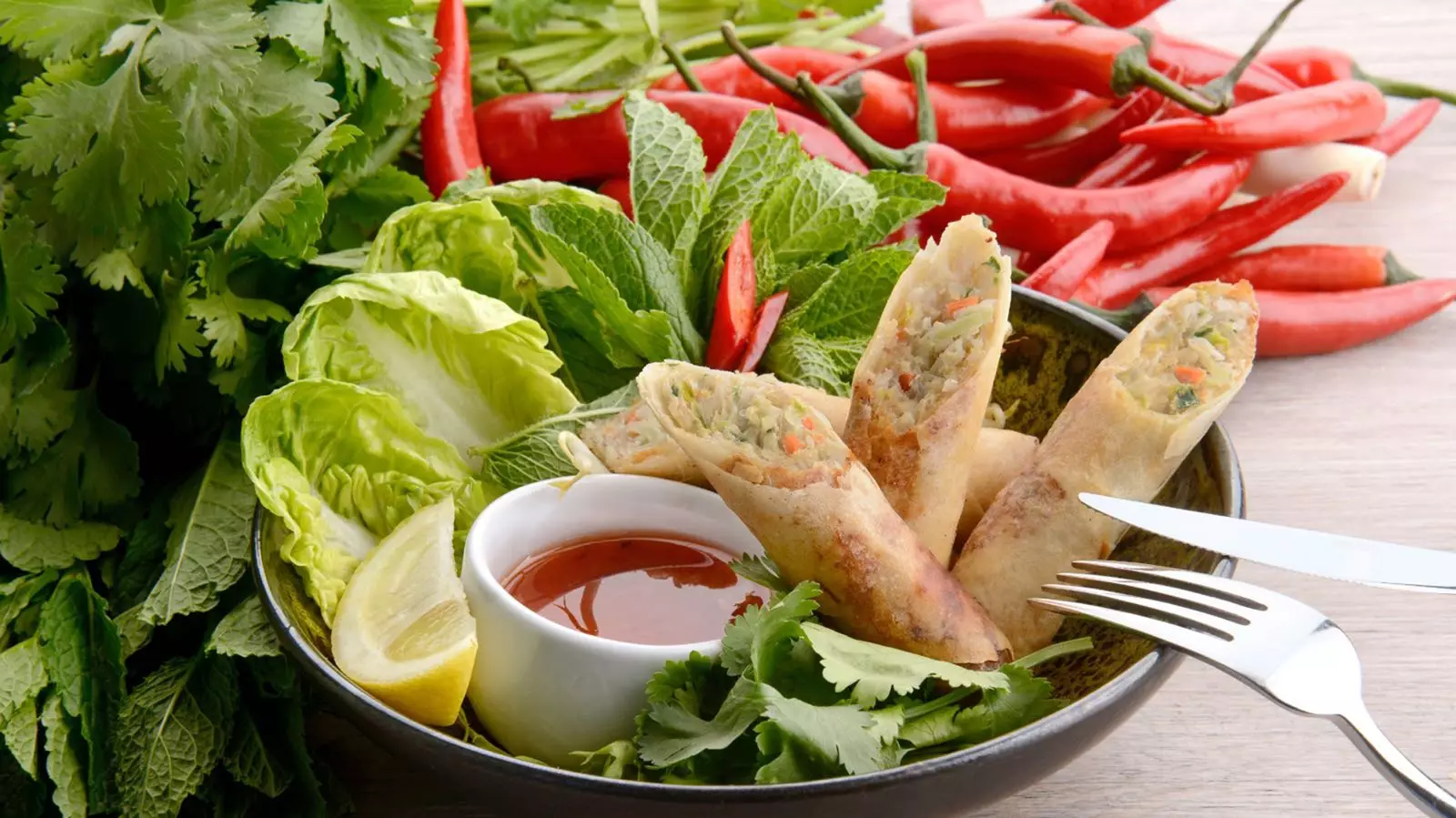 Vietnamesesch Nem Rolls aus gréngen Téi Iessen a Gedrénks