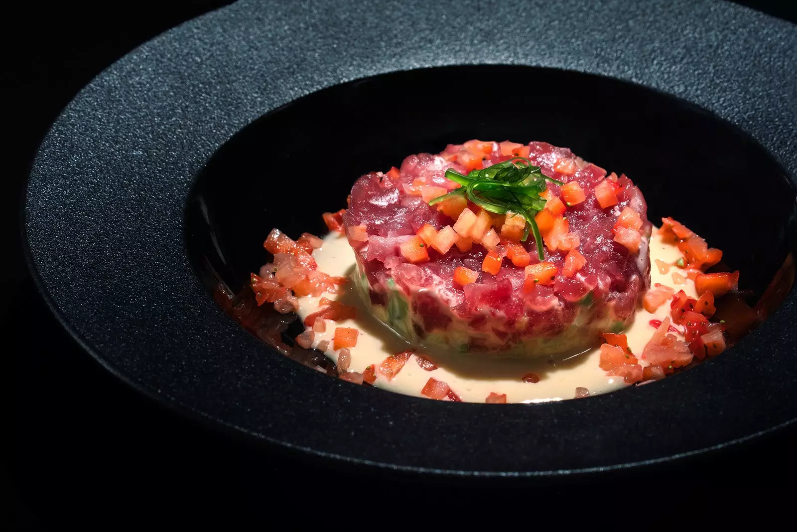 Tartare de thon sauce fraise cajou et wakamé