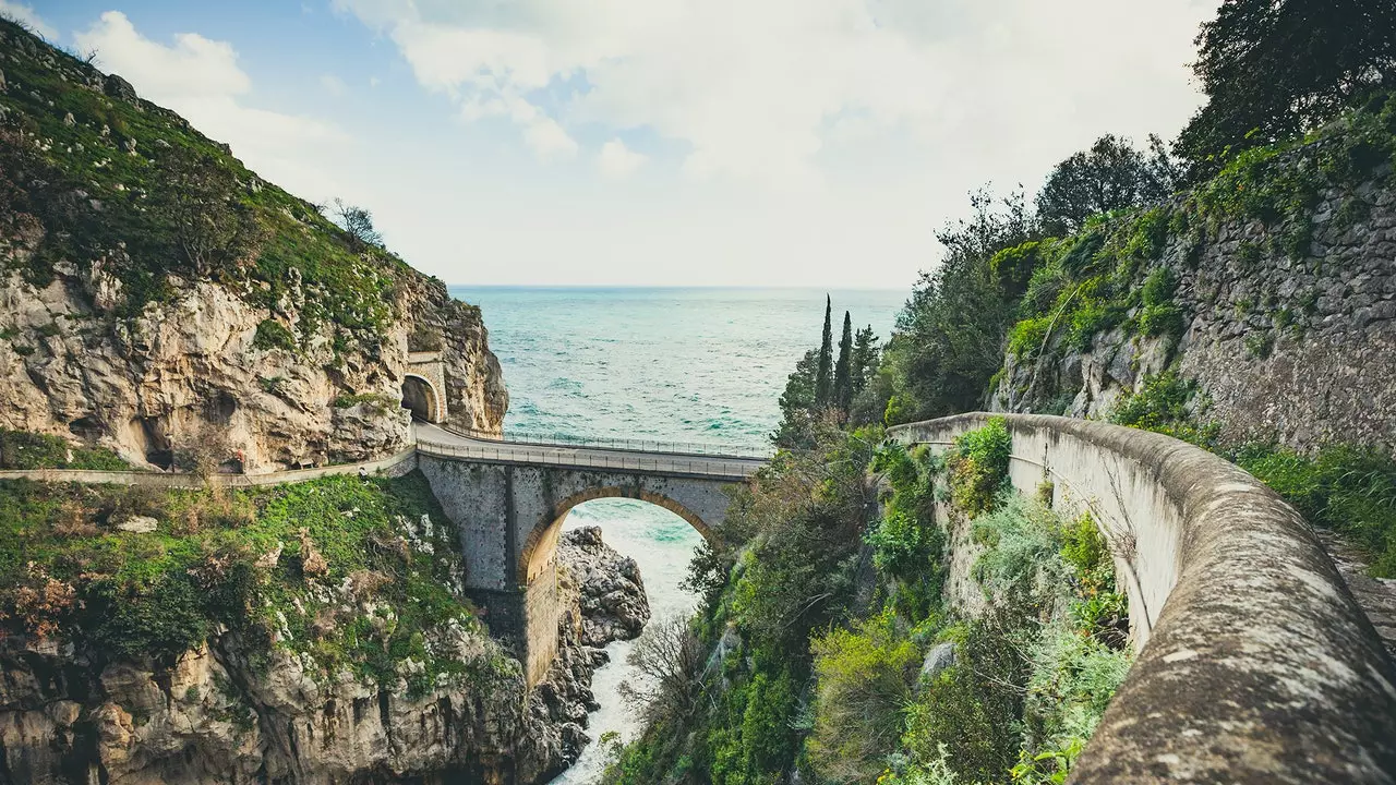 Di jalan sepanjang Pantai Amalfi: jalan iblis para dewa