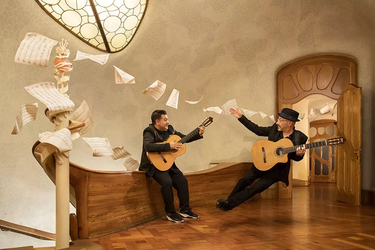 Casa Batlló жанындағы Aires de Rumba тобы