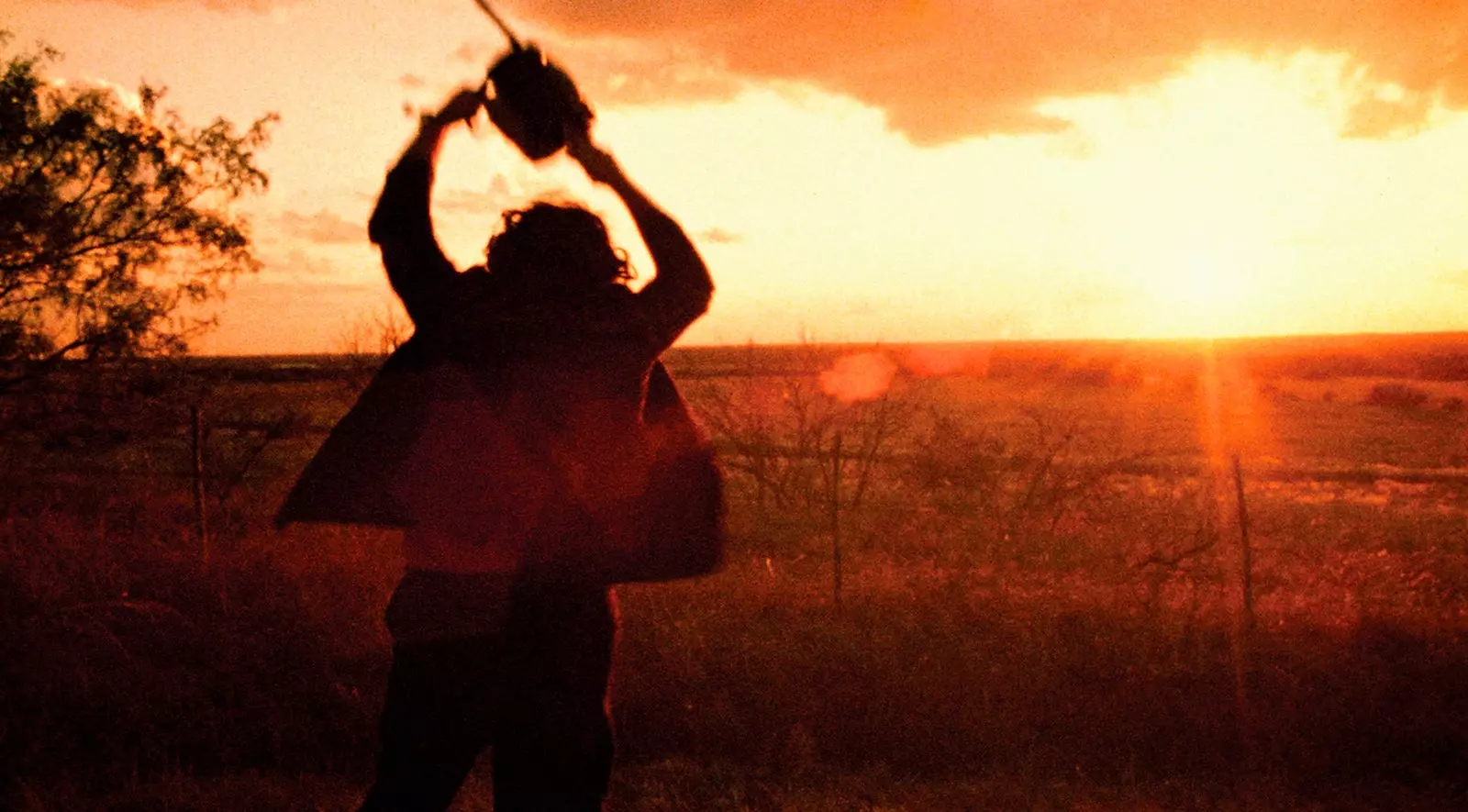 Chèvres couronnes de fleurs forêts et falaises voyagent à travers les paysages de Folk Horror