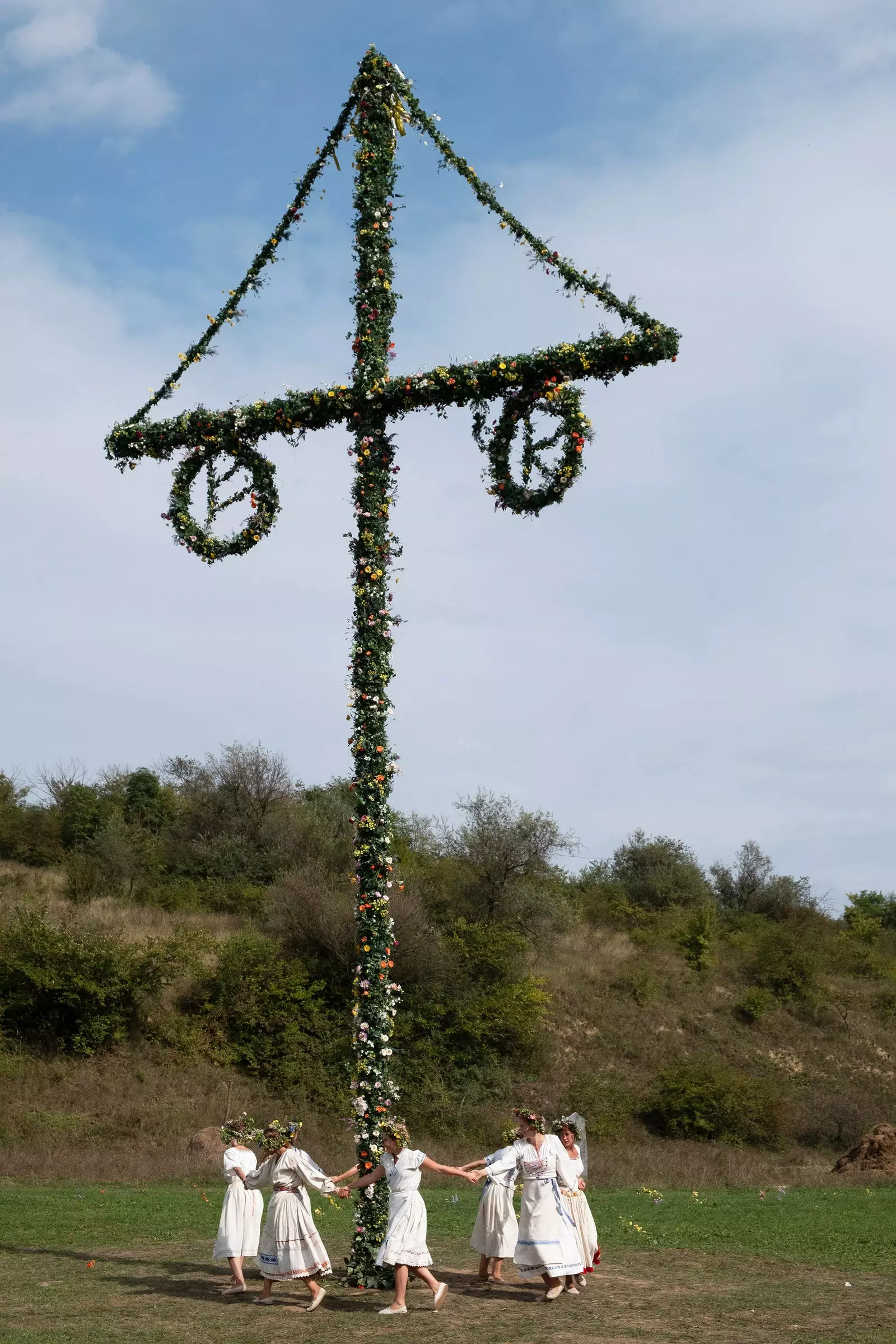 Corone di capre di fiori, foreste e scogliere viaggiano attraverso i paesaggi del Folk Horror