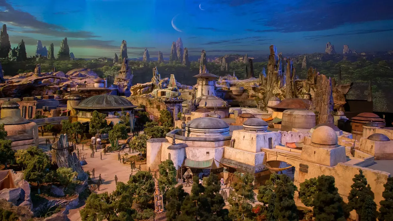 De Star Wars Universum landen an zwee Disney Parken