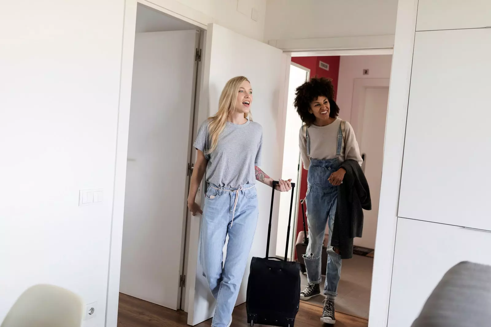 deux filles entrent dans une chambre