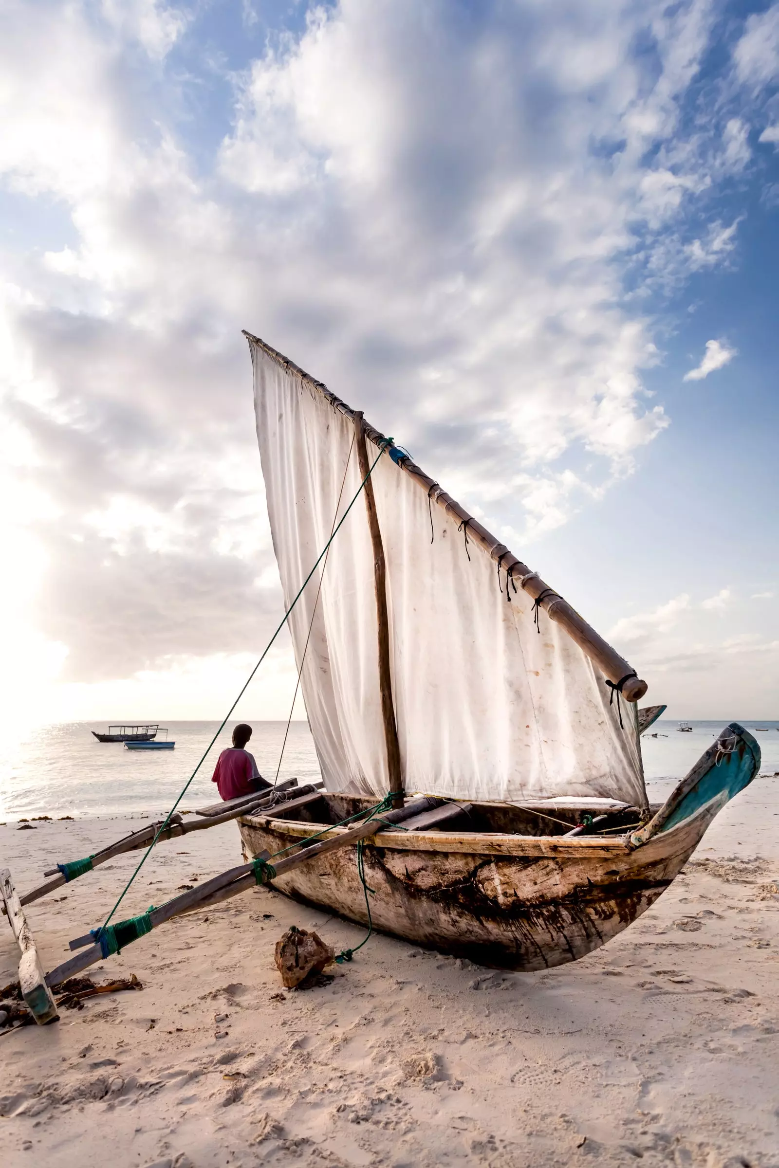 Dhow-boot op een strand in Zanzibar.