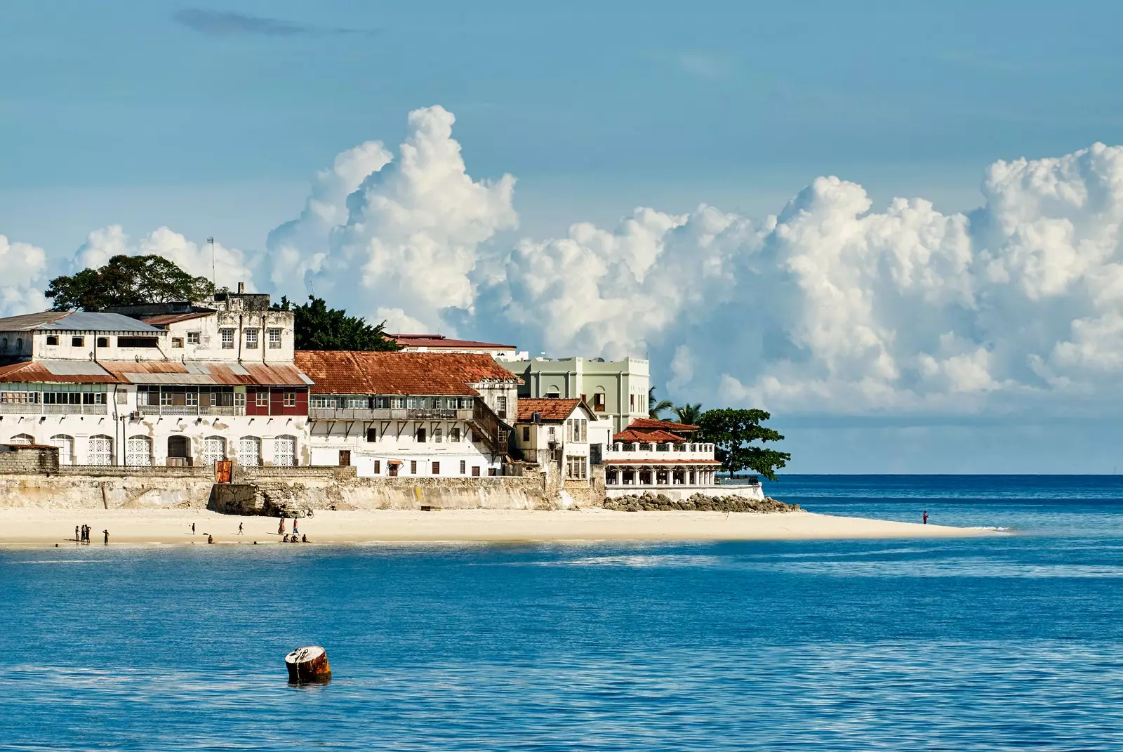 Edificio sul lungomare sulla spiaggia di Zanzibar City