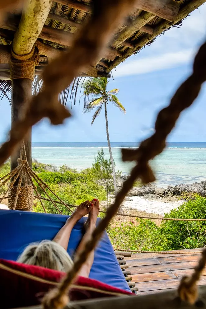 Invité se reposant dans un hamac au Matemwe Lodge.