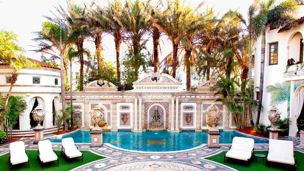 Do you want to sleep in the Versace mansion? Book at The Villa Casa Casuarina!