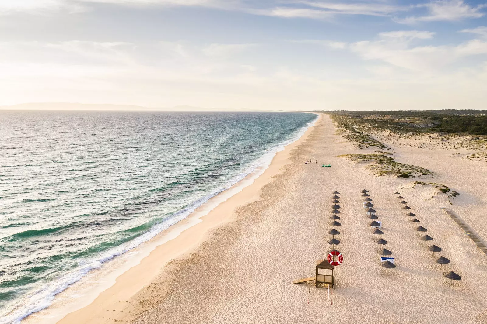 Nesmírnost pláže obdivovaná z plážového klubu hotelu Sublime Comporta