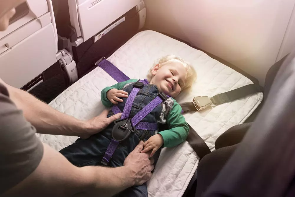 Тасмаҳои бехатарӣ дар Air New Zealand Economy Skycouch.