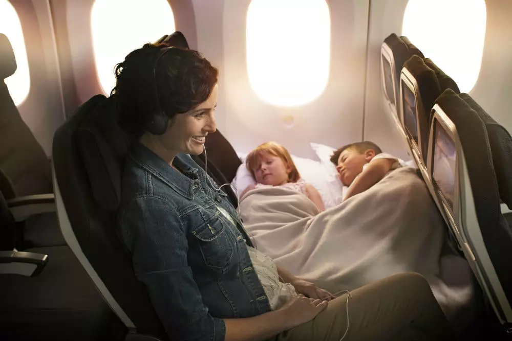 Maksimal dua anak dapat berbaring telentang di Economy Skycouch Air New Zealand.