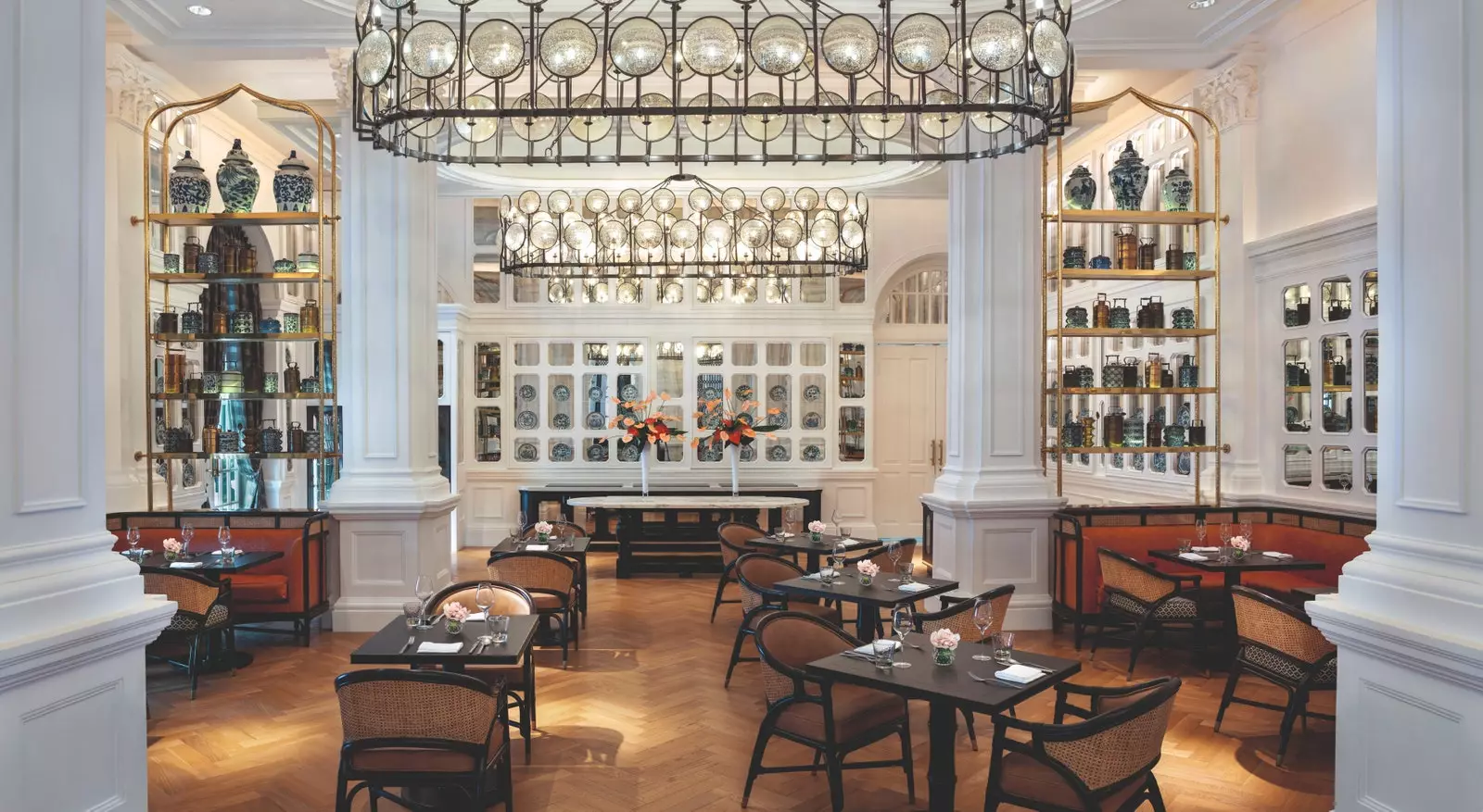 Tiffin Room-restauranten på det mytiske Singapore Raffles-hotellet hvis ombygging varte i seks år.