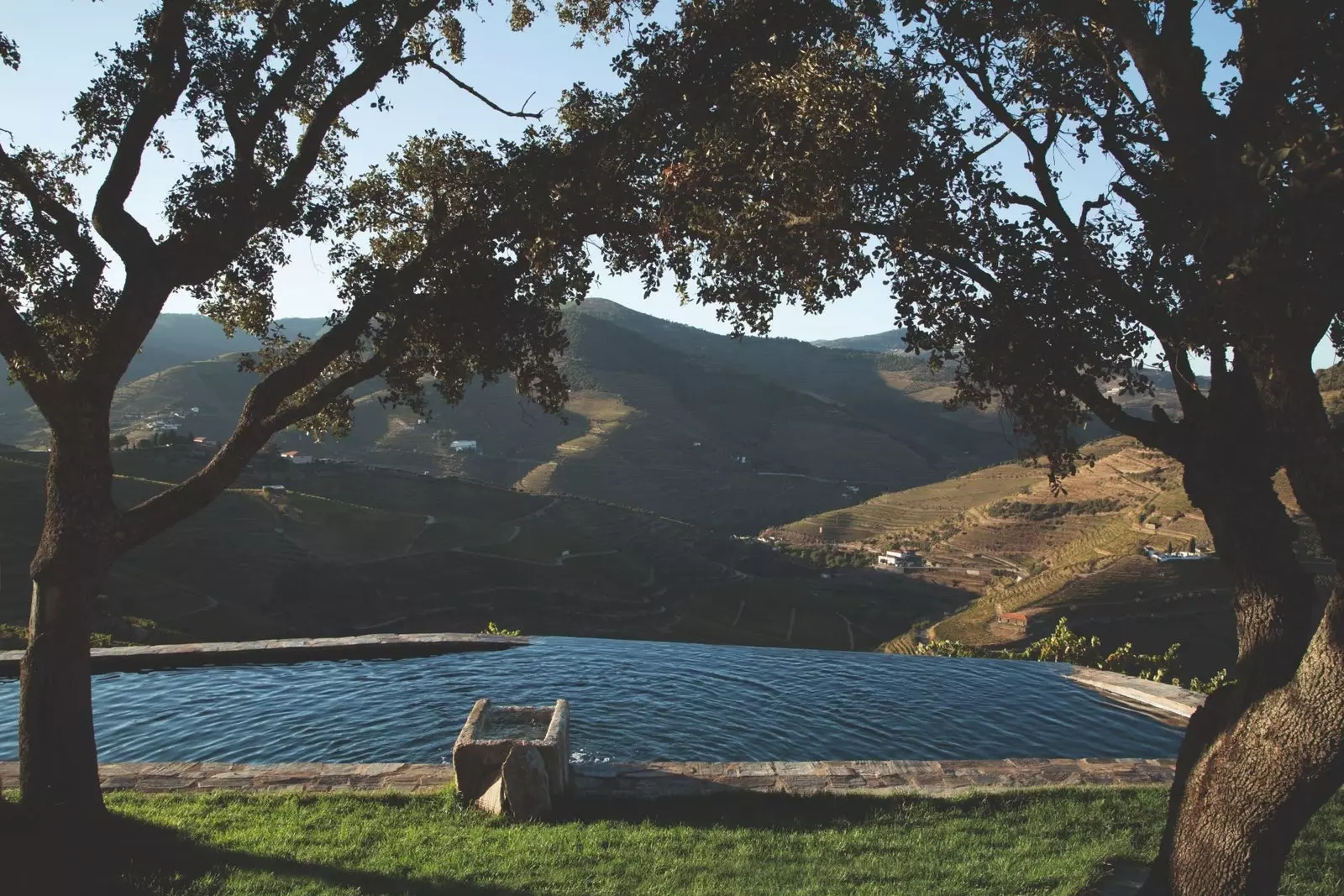 Zwembad gemaakt met graniet uit de omgeving en geïntegreerd in het spectaculaire landschap van de Douro