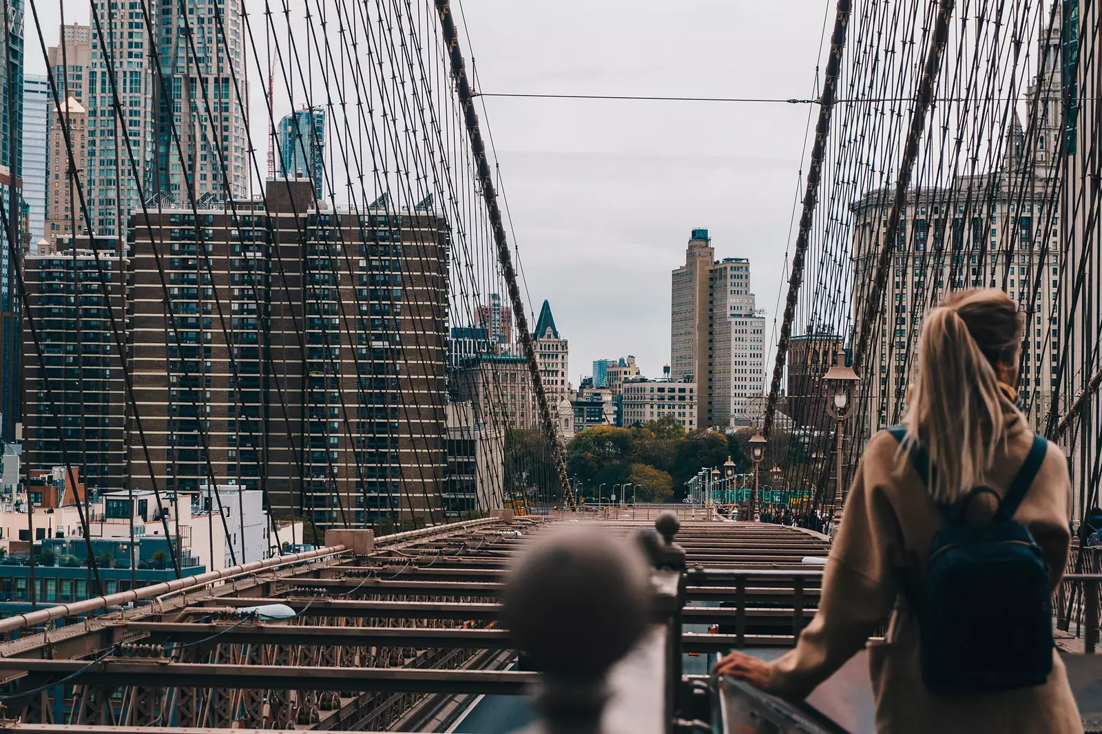 Stúlka á Brooklyn Bridge New York