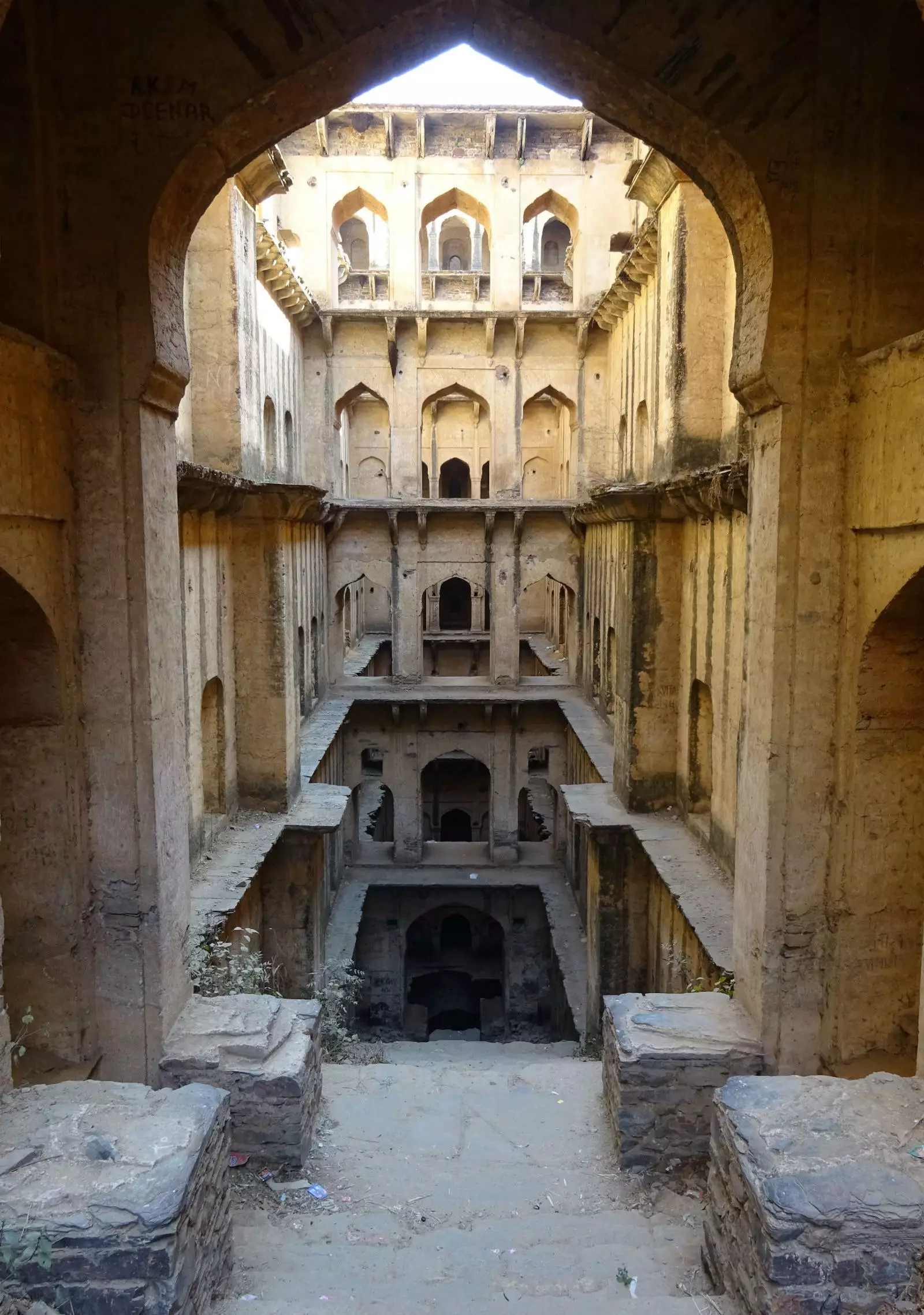 Neemrana Baori ve vesnici Neemrana village.