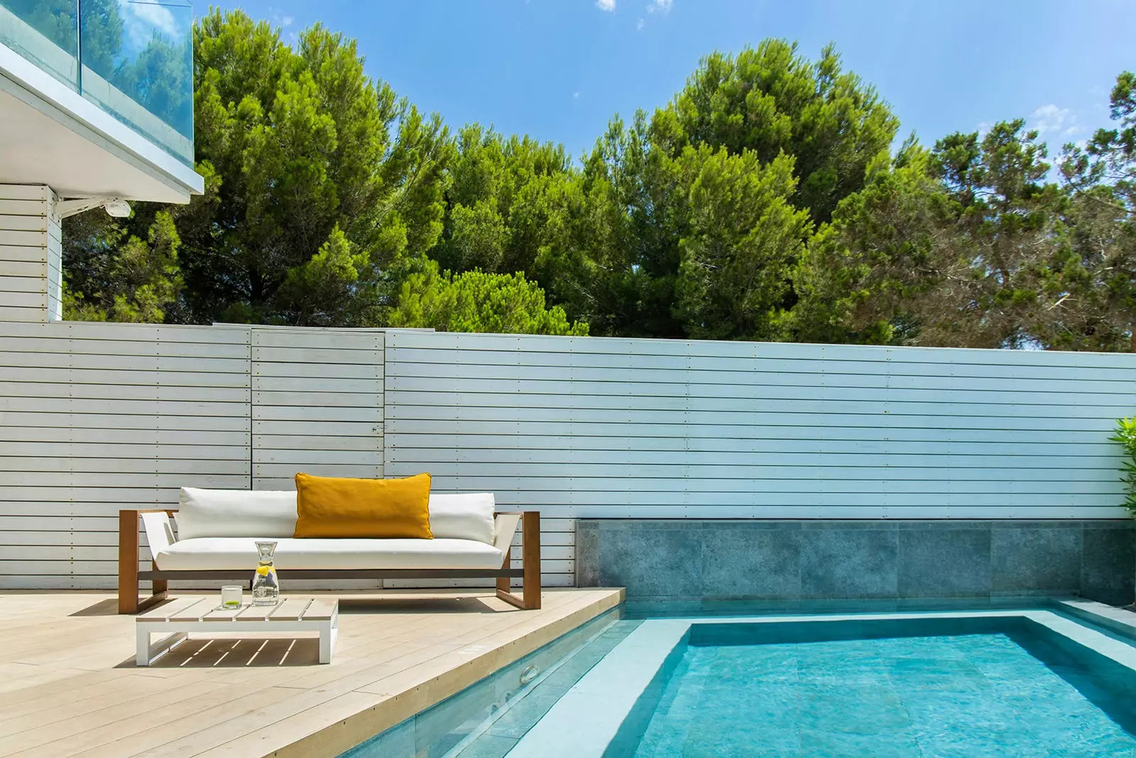 The private pool of the ME suite.