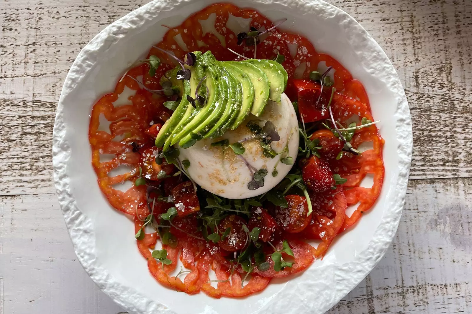 Carpaccio di pomodoro burrata e avocado al Bianco Mare.