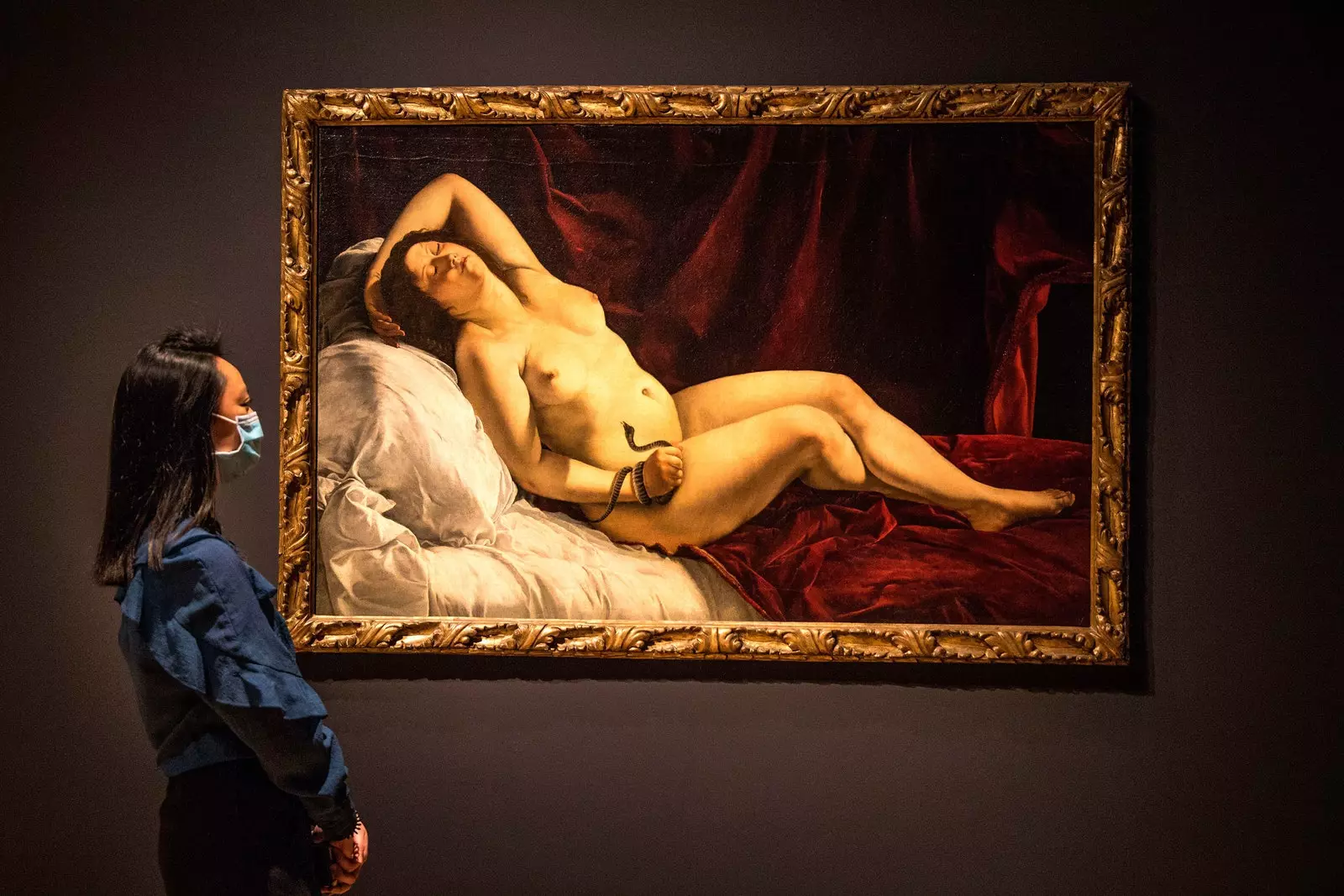 Divák před jedním z vyobrazení Kleopatry Artemisie Gentileschi