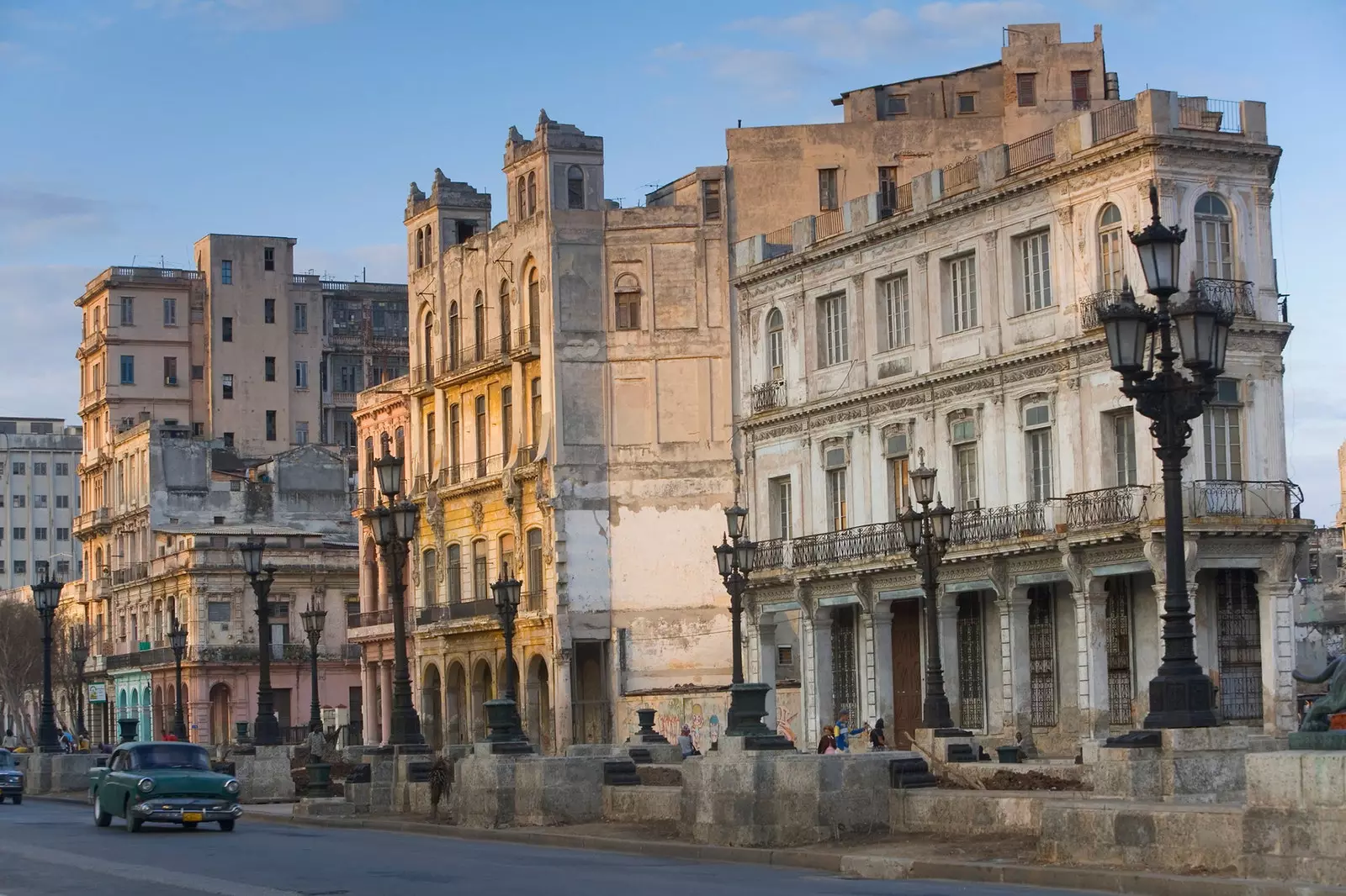 Po Paseo del Prado ve staré Havaně jede auto