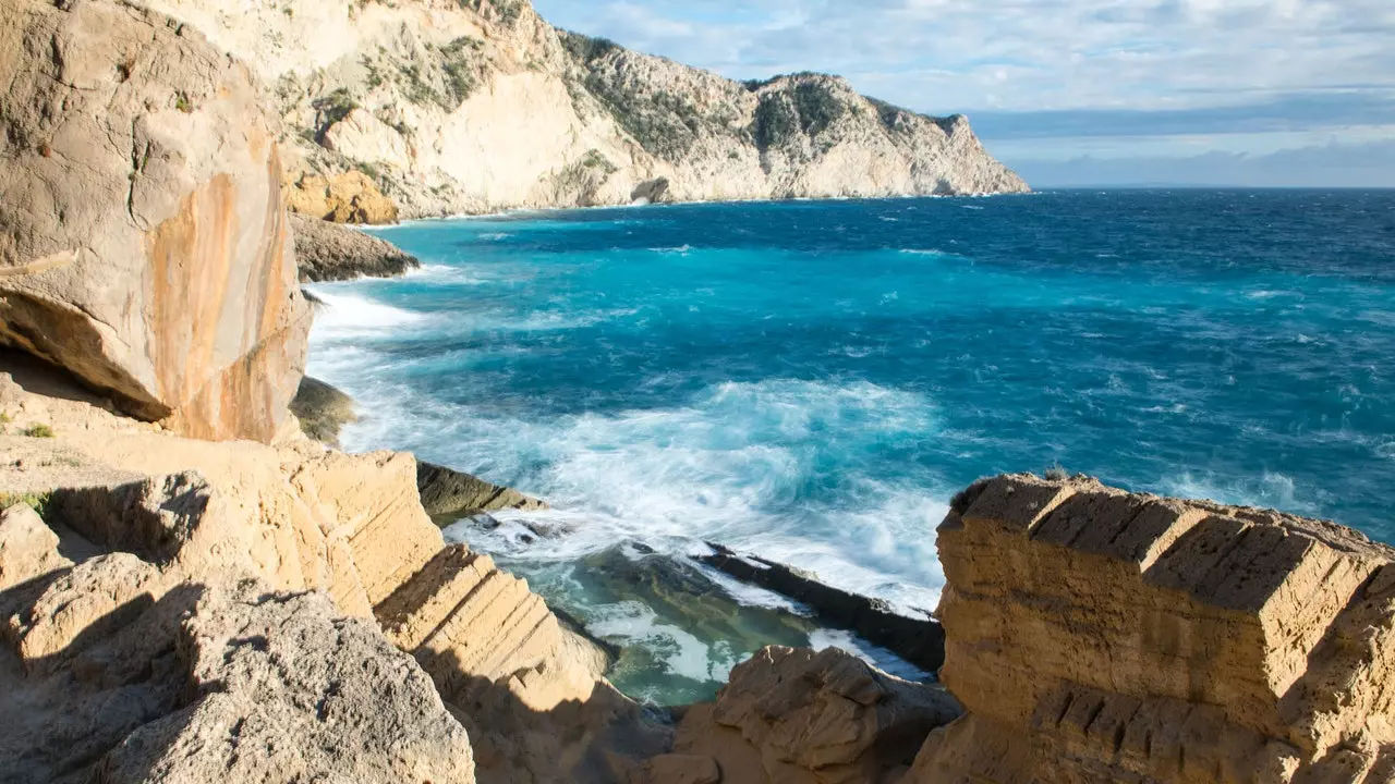 És Neptú? És la Lluna? És una cala? És Atlantis, el lloc més al·lucinant d'Eivissa