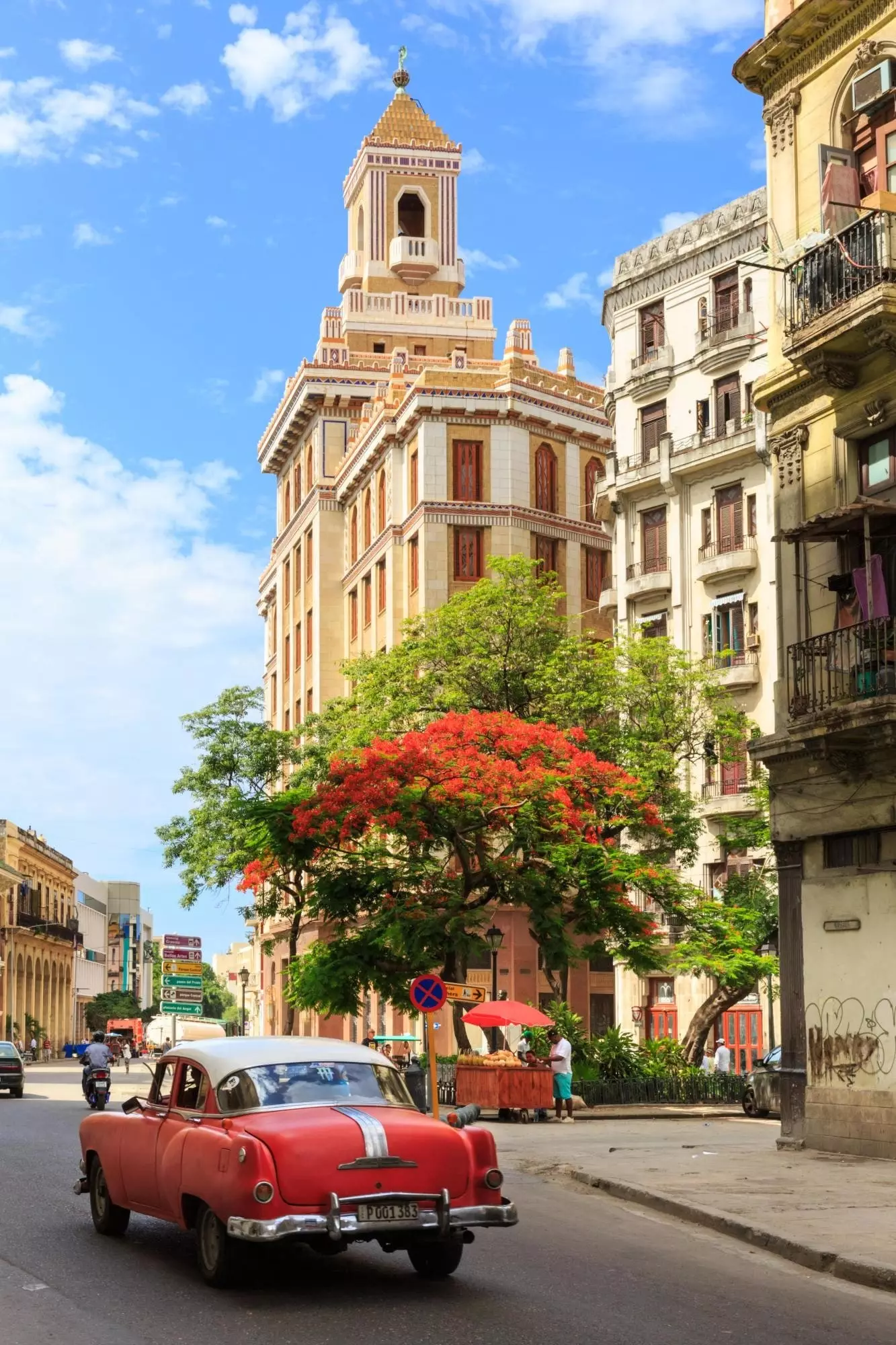 На заднім плане будынак Bacardi Building Havana