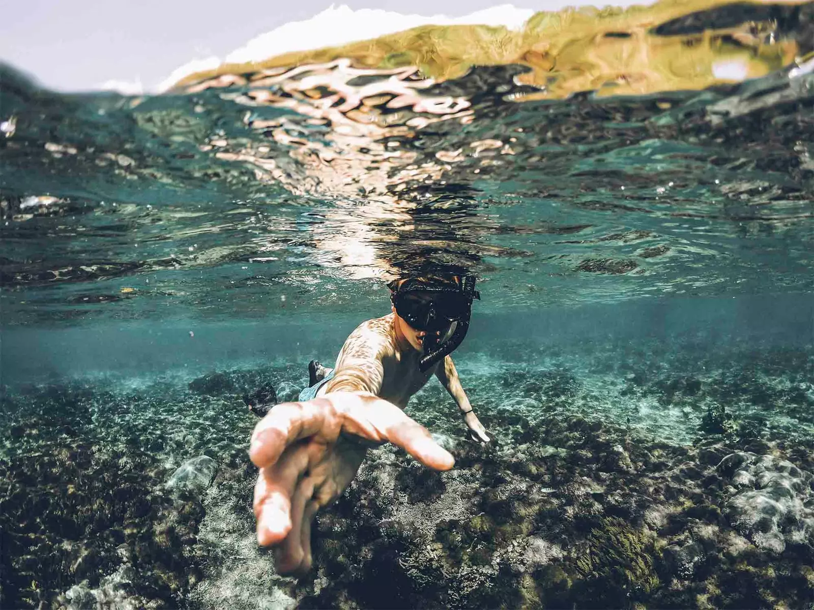 jongen snorkelen