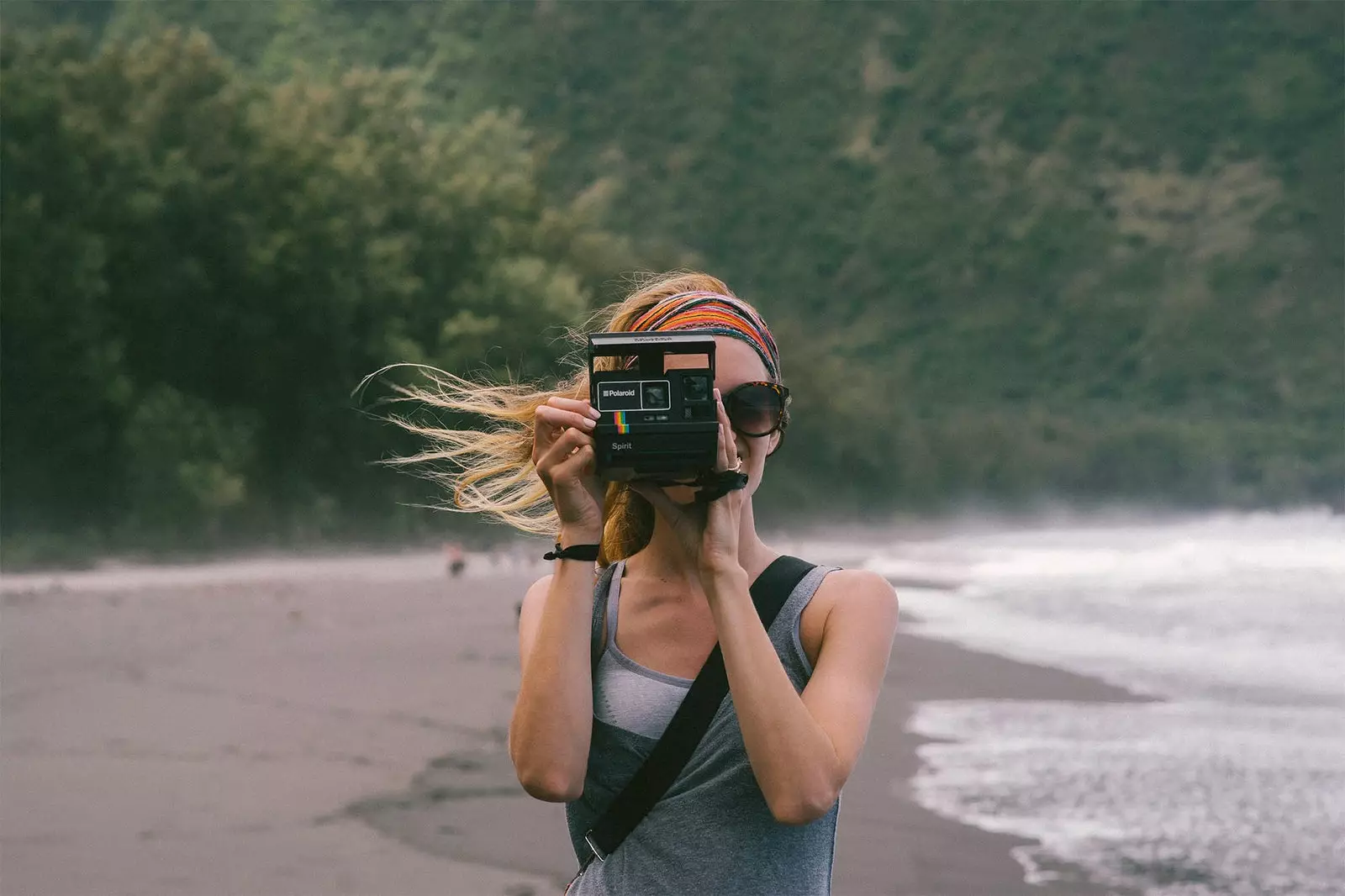 menina com uma câmera fotográfica instantânea