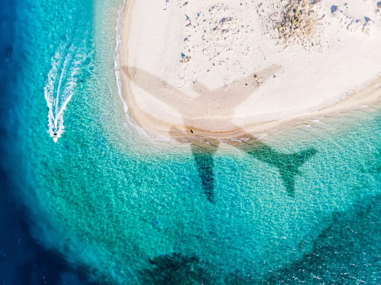 Plan som flyger över paradisisk strand