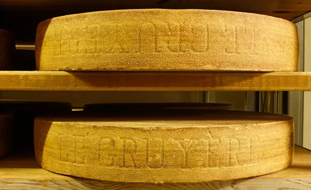 Gruyère קעז די פּראָוטאַגאַנאַסט פון די מיטינג