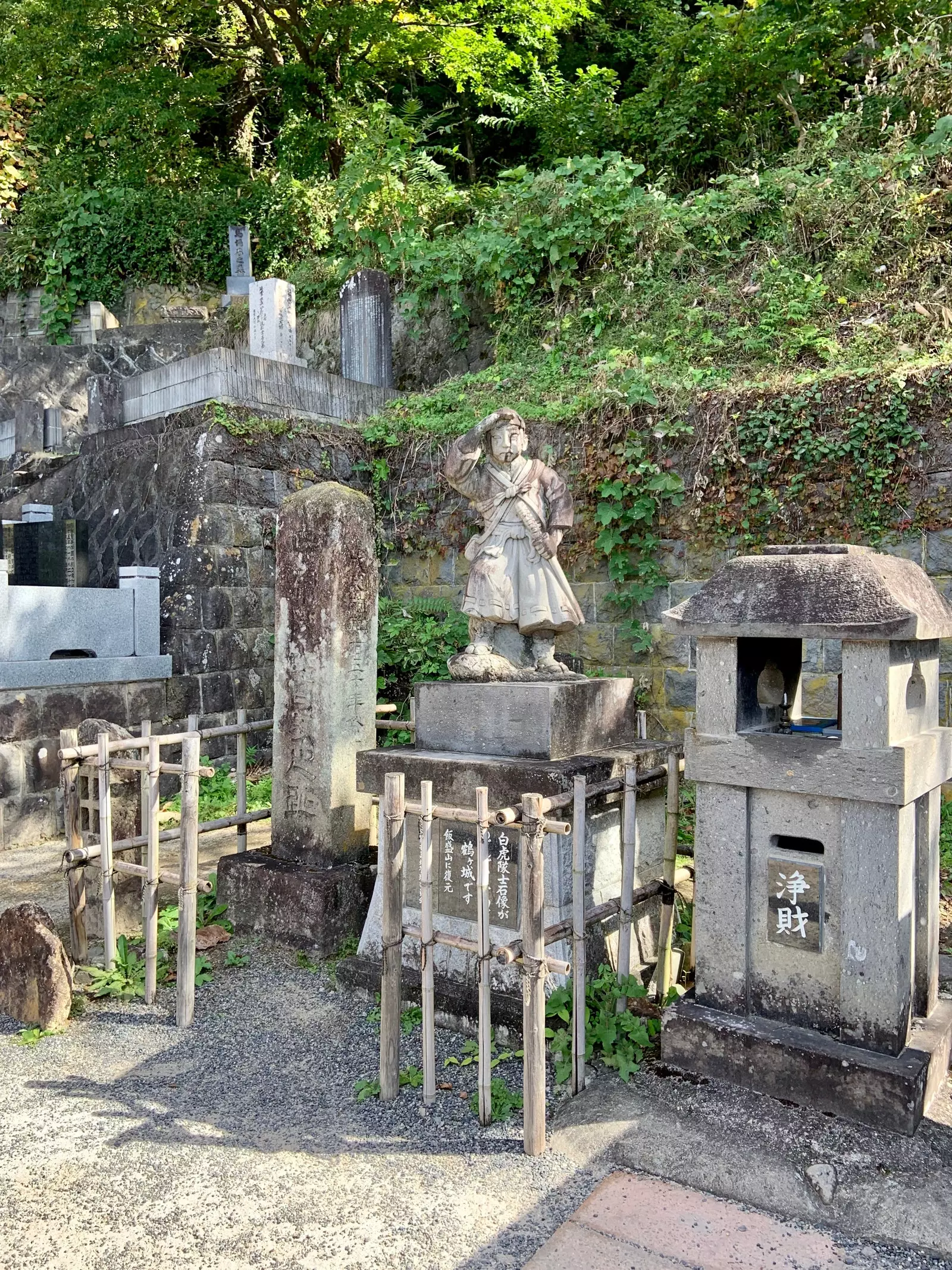 Statuie samurai care înfățișează bătălia de la Byakkotai