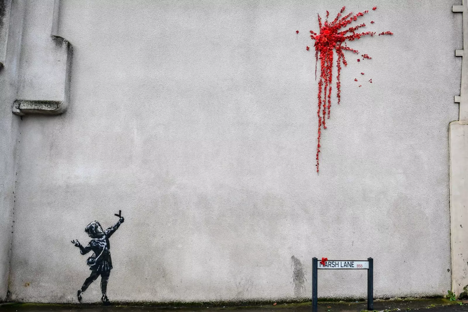 Banksy trage dragoste în noua sa piesă de pe străzile din Bristol