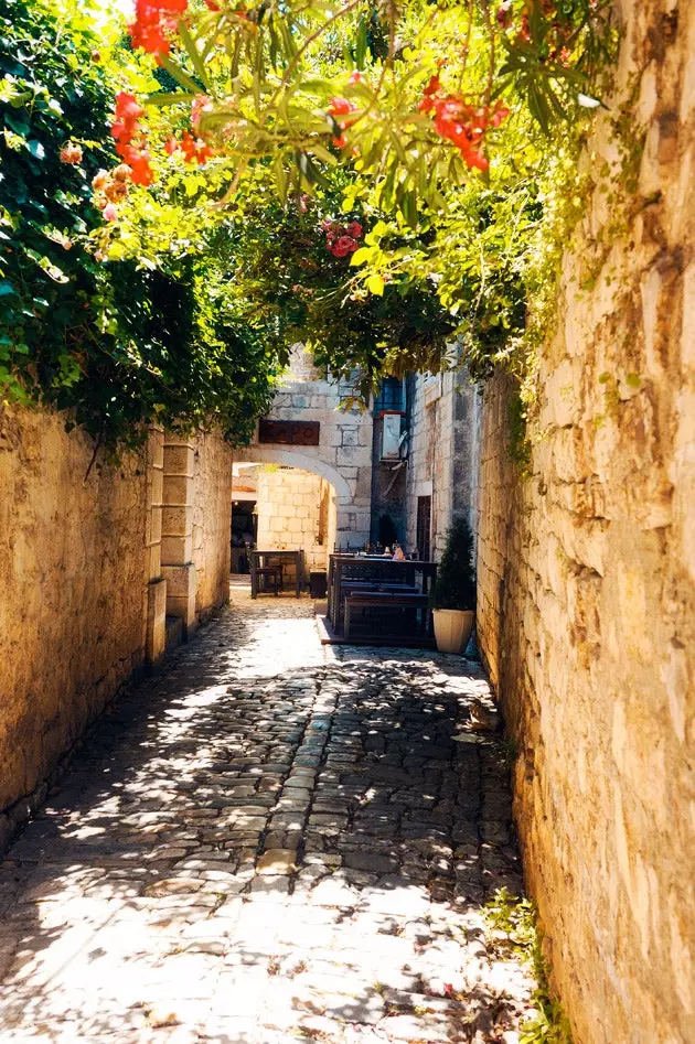 Jalan-jalan batu yang sempit di Trogir