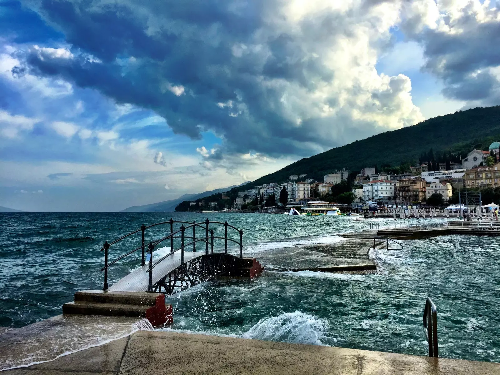 Opatija 크로아티아의 일부 해변은 콘크리트로 만들어졌으며 계단을 통해 바다에 직접 접근할 수 있습니다.