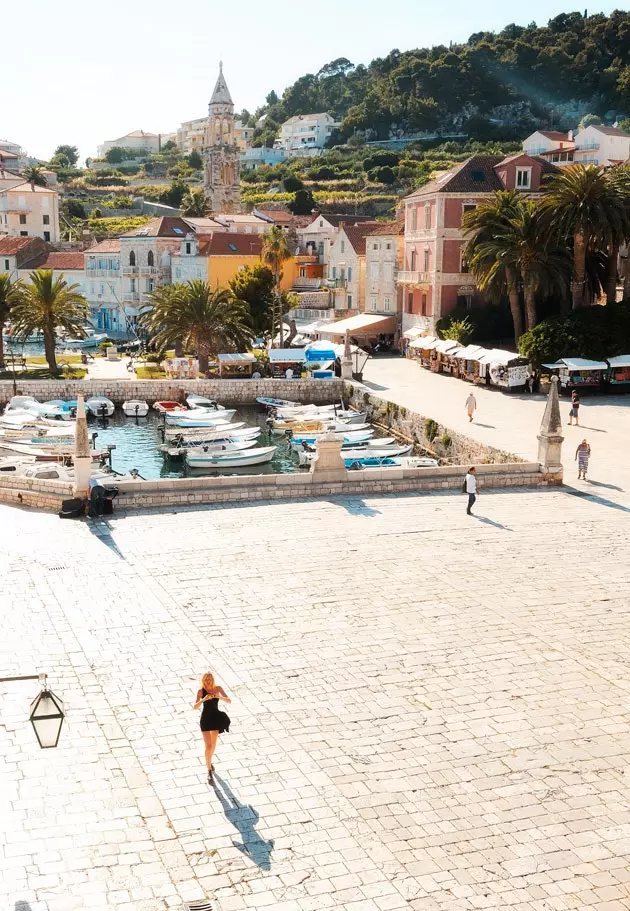 Havet når själva huvudtorget i Hvar