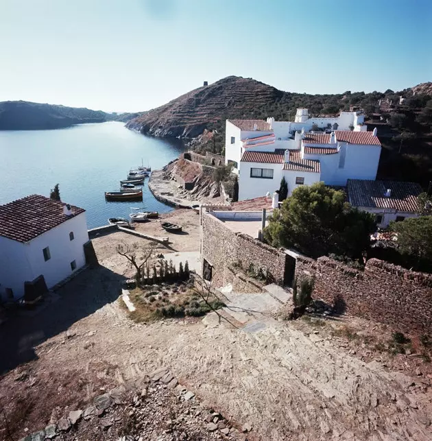 Barcos e falésias em Portlligat