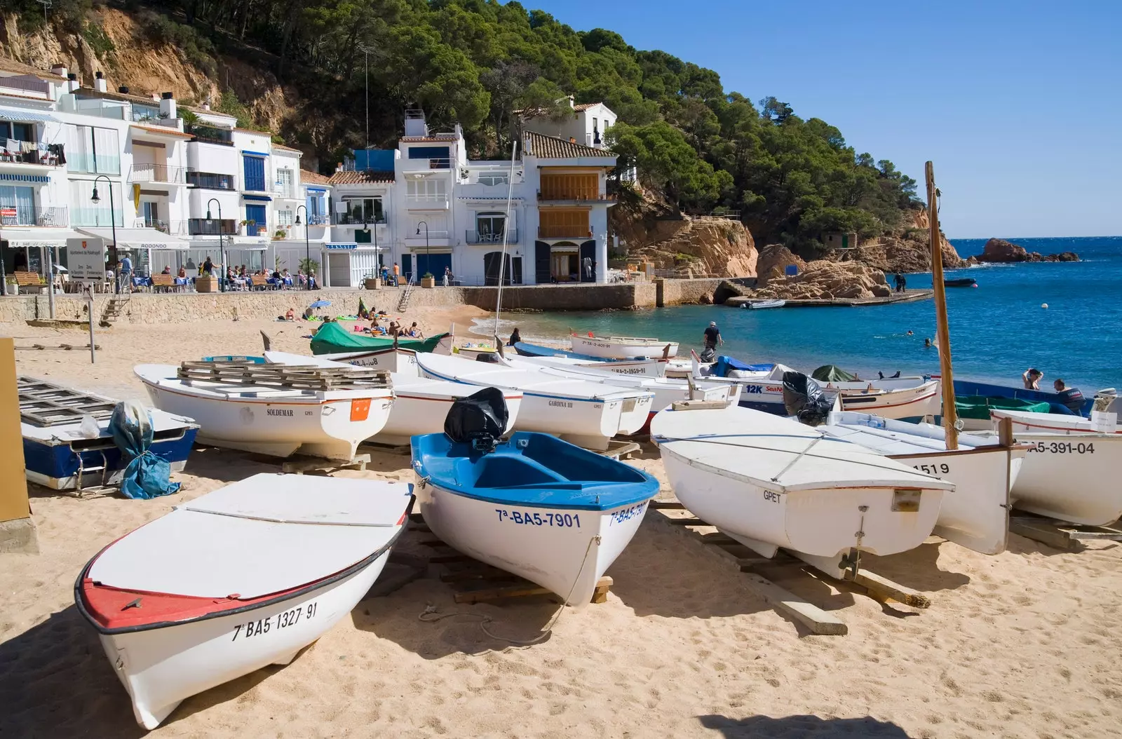 Båtar på stranden i Tamariu Costa Brava.