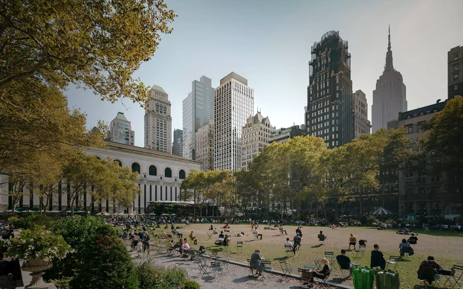 Bryant Park amb The Bryant al fons a Nova York