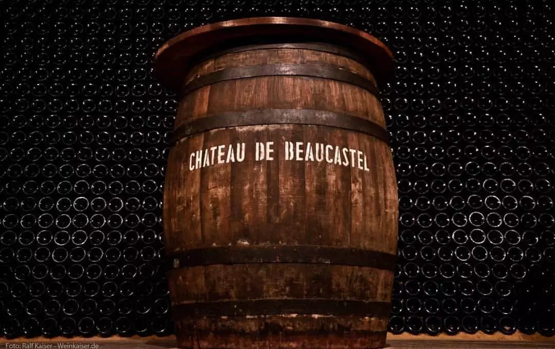 보카스텔 성(Château Beaucastel)의 지하실에 쌓여 있는 병들.