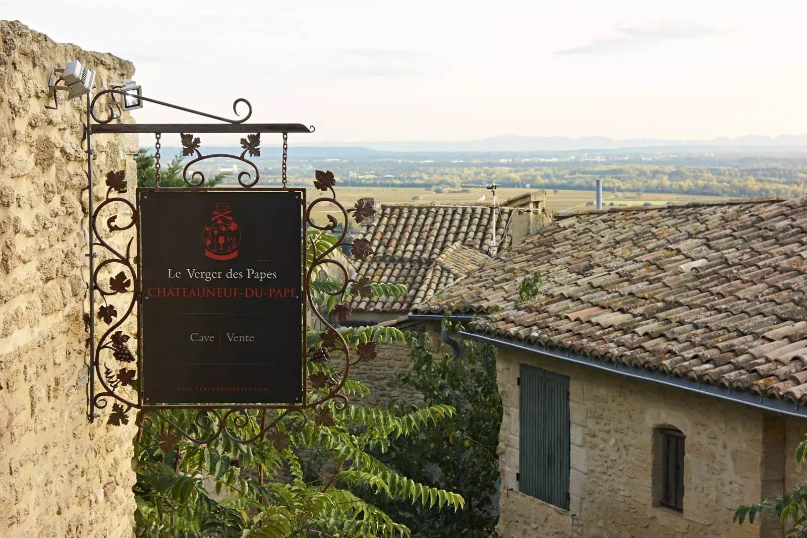 Em ChâteauneufduPape existem inúmeros estabelecimentos dedicados ao vinho.