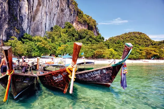 Koh Hong Adası'nda Uzun Kuyruklu Tekneler