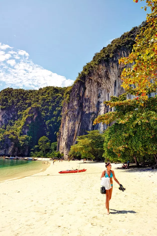 Caminhando na praia de Koh Hong