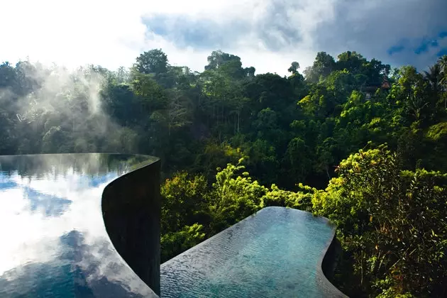 Piscina a sfioro presso l'Hanging Gardens Hotel