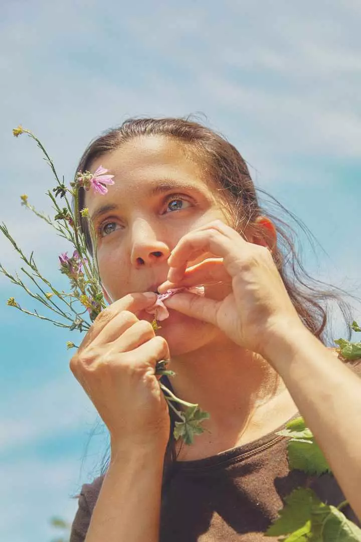 Anaïs de Villasante verzorgt de bewuste proeverijen en combinaties met wilde bloemen van Vinyes dOlivardots in Capmany.