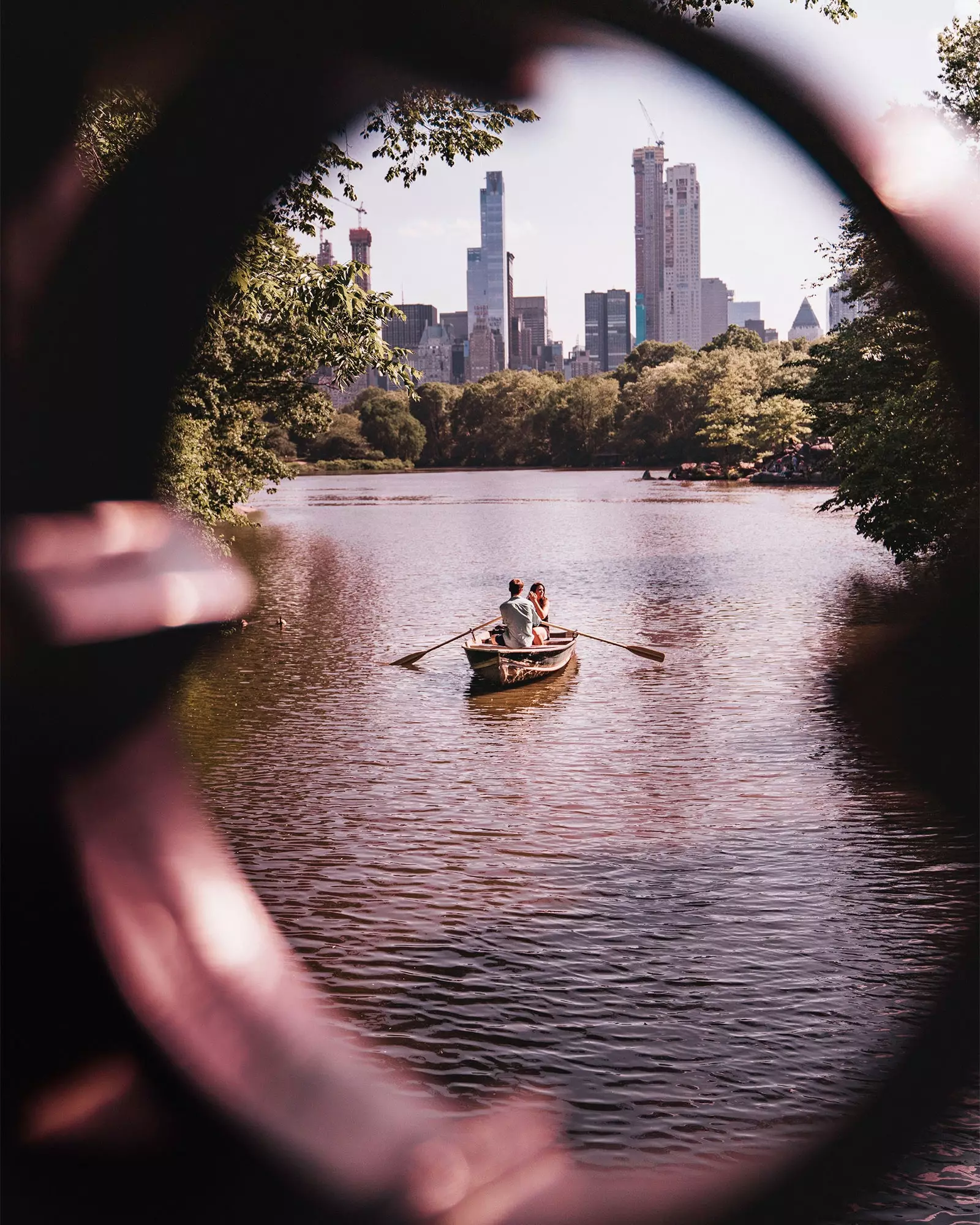 Pasangan berlayar di The Lake di New York