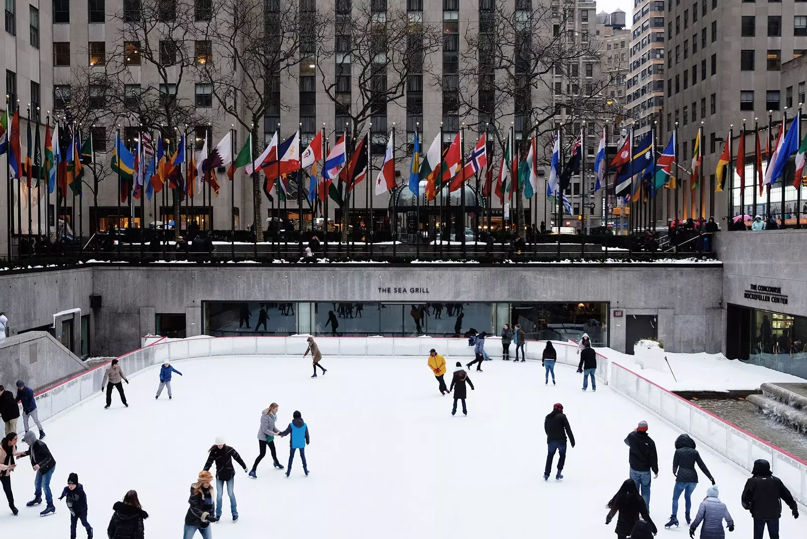 يعد مسار Rockefeller Center أحد الأماكن المثالية لعيد الميلاد