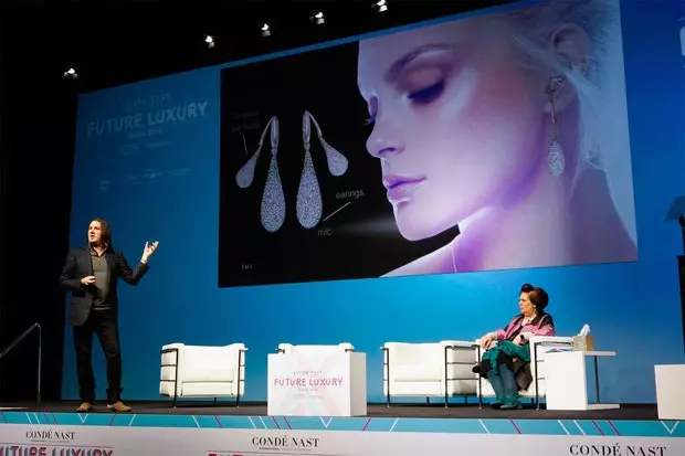 James Lima förklarar sin futuristiska teori för Suzy Menkes på Cond Nast Luxury Conference