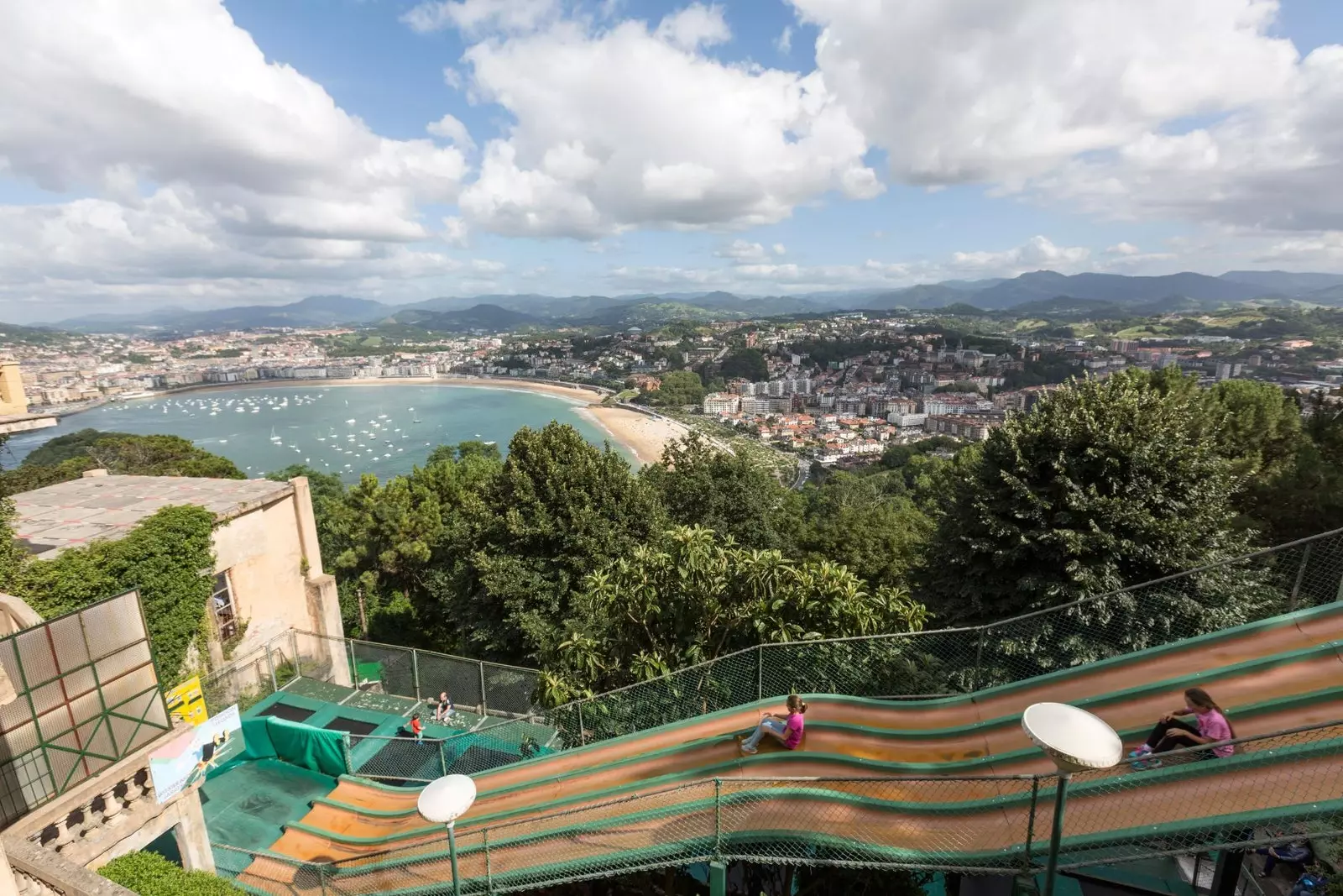 Toboggan avec vue sur le mont Igueldo à Saint-Sébastien