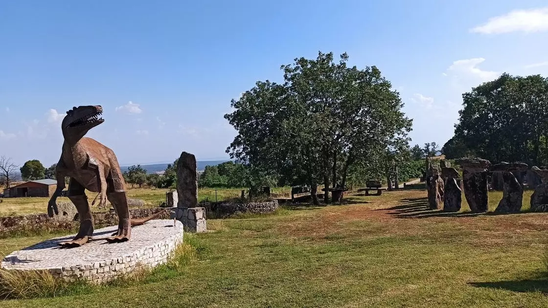 La Güaña, გრედოსის მეგალითური პარკი, რომელიც მეზობელმა ააშენა